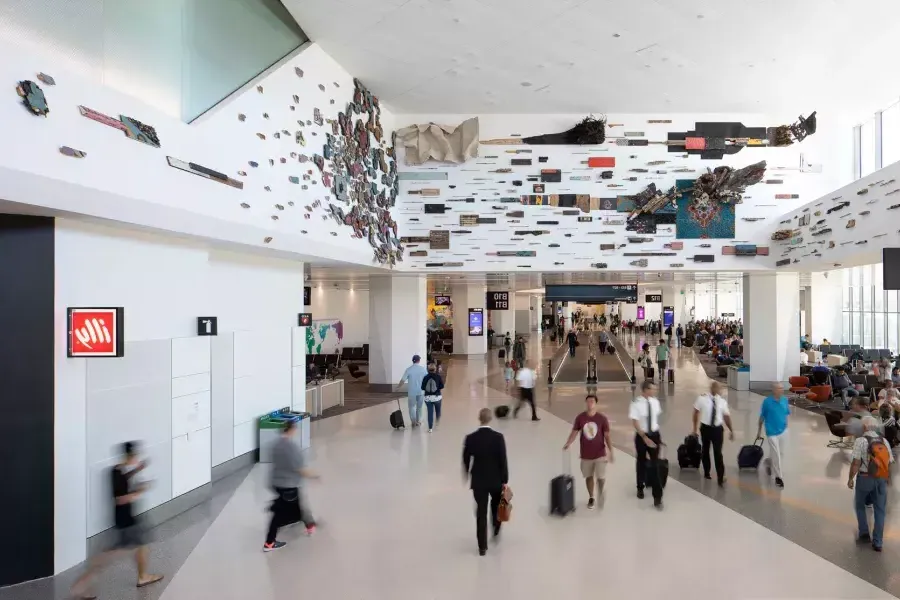 Obras de arte colgadas en la Terminal 1 de la OFS.